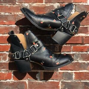Madden Girl Black Floral Embroidered Boots LIKE NEW